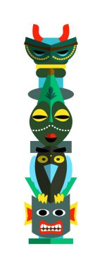 Ahşap totem direği oyulmuş renkli hayvan kuş yüzlü.