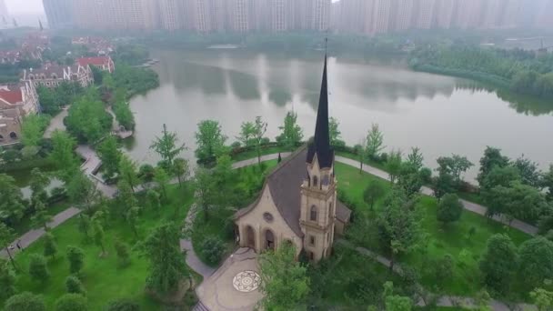 Nanhu Park, de provincie van de stad van Chengdu, Sichuan, China kerk antenne — Stockvideo