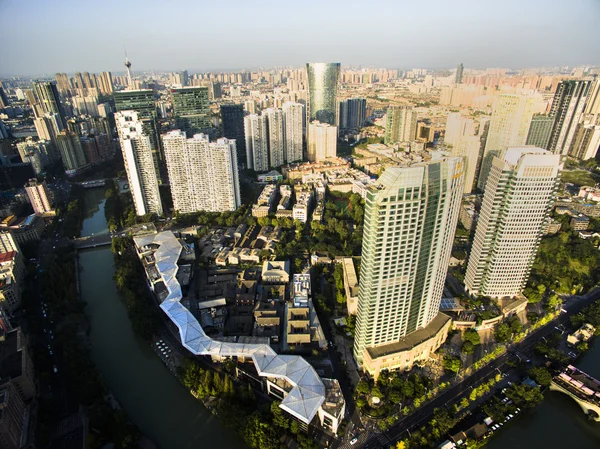 Rio Funan, cidade de Chengdu, província de Sichuan, China e seus edifícios circundantes . — Fotografia de Stock