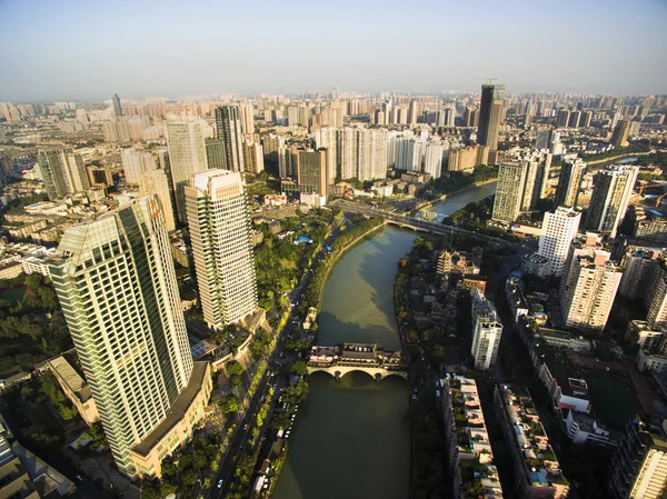 Funan rzeki, miasta Chengdu, prowincji Sichuan, Chiny i okolicznych budynków. — Zdjęcie stockowe