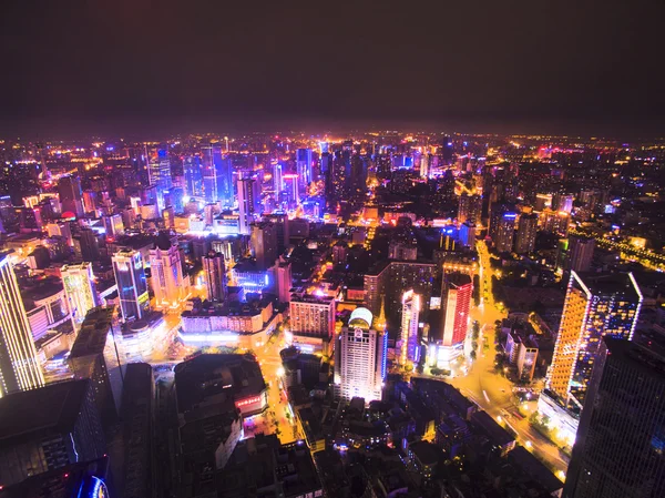 Sur Renmin carretera, Chengdu, Sichuan, China plaza de tianfu por la noche, fotografía aérea — Foto de Stock