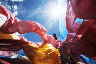 Çin'in Tibet renkli sutra flama