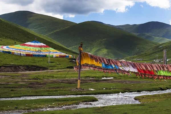 W Chinach tybetańskich kolorowy sutr serpentyna — Zdjęcie stockowe