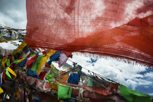 Kinas tibetanska färgglada sutra streamer — Stockfoto