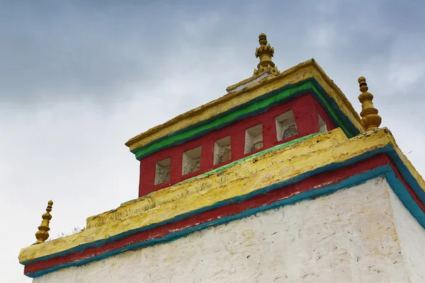 Muralha de pedra de Bagemani shiqu Condado de Sichuan província, Prefeitura Autônoma Tibetana de Ganzi — Fotografia de Stock