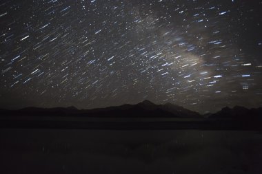 Kaynak Golog Tibet Özerk İli, Qinghai Eyaleti, Baoyu suo Ma Xiang, jigzhi yıl dağ ve göl (Bayan Har dağlar)