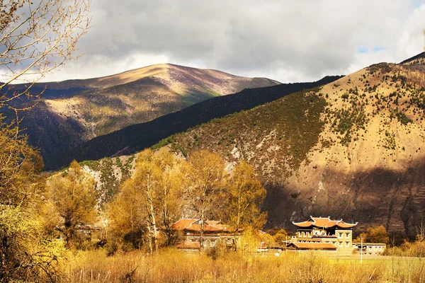 318 State Road, Sichuan Tibet satır bulunan Kangding şehir, Sichuan Tibet Özerk İli, Ganzi eyaleti Çin Xinduqiao, Kuzey bölgesinde — Stok fotoğraf