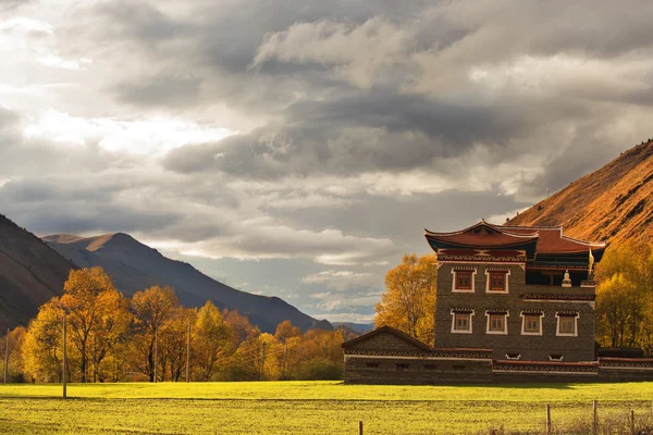 A Kangding város, Szecsuán tibeti autonóm prefektúra, Ganzi tartomány Kína a Xinduqiao 318 State Road, a Szecsuán tibeti sorban található nyugati régió — Stock Fotó