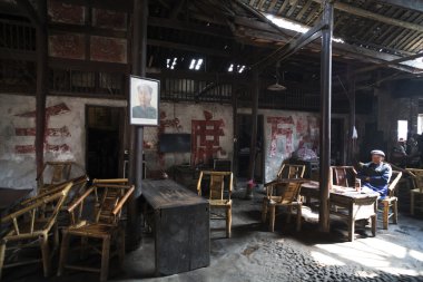 Chengdu, Sichuan Eyaleti Chongzhou eski sloganlar Kültür Devrimi ve çizimlerin içinde Çin çayevinde.