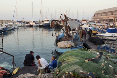 Tel Aviv, İsrail - 7 Ocak 2015:Kids ve Jaffa eski bağlantı noktası Tel Aviv Jaffa, İsrail'de balıkçı tekneleri