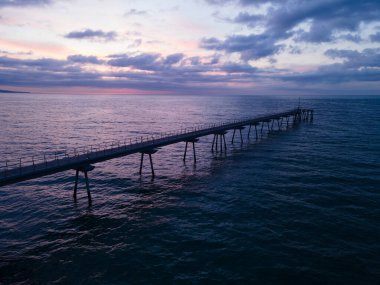 Puente adentrandose en el mar