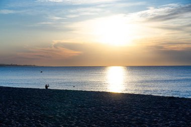 Amanecer en la playa en un da de pesca