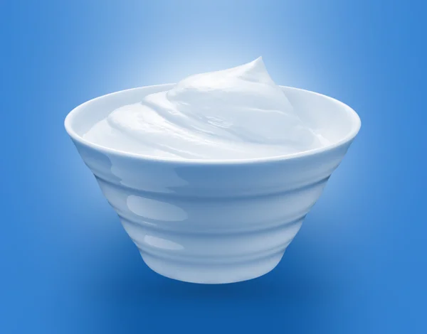 Creme branco ou iogurte em uma tigela — Fotografia de Stock