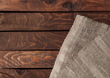 Masa örtüsü olan boş tahta güverte masası