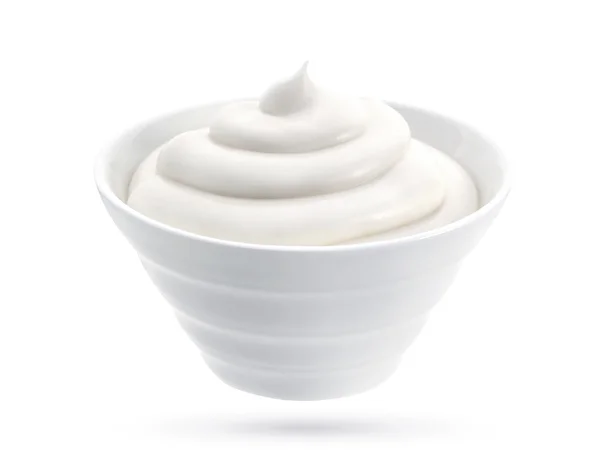 Crème sure dans un bol isolé sur fond blanc — Photo