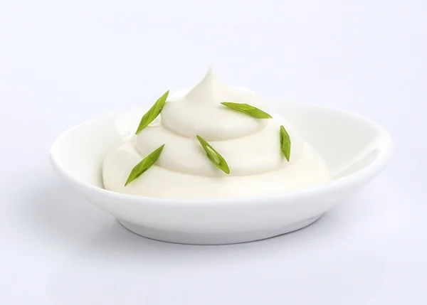 Ξινή κρέμα με κρεμμύδι που απομονώνονται σε λευκό φόντο — Φωτογραφία Αρχείου