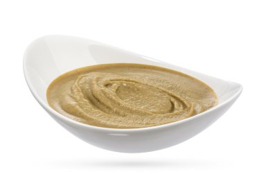 Beyaz arka plan üzerinde izole hardal ile seramik kase.