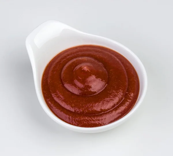 Чаша кетчупа на белом фоне — стоковое фото