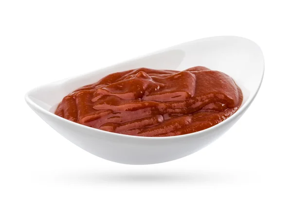Чаша кетчупа или томатный соус изолированы на белом фоне . — стоковое фото