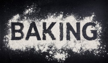 Beyaz un içinde karanlık tablo üzerinde yazılı pişirme kelime