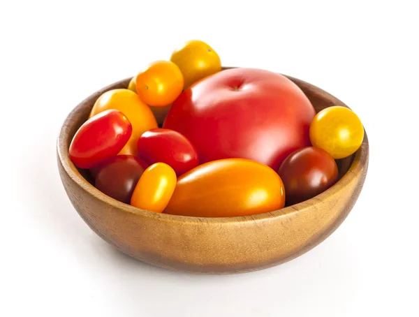 Variedad de tomates aislados, tomates multicolores aislados sobre fondo blanco . — Foto de Stock