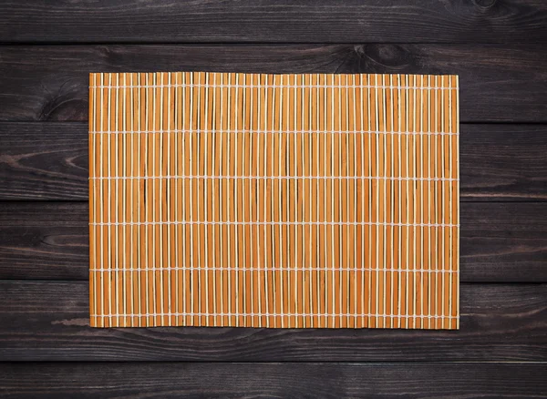 Bamboe mat op een houten tafel, bovenaanzicht — Stockfoto