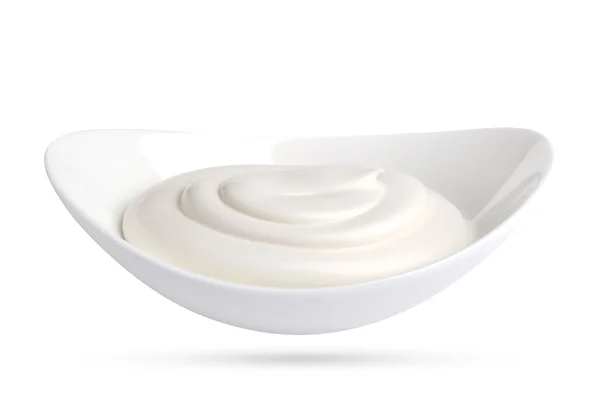 Mayonnaise ou bol de crème sure isolé sur fond blanc avec chemin de coupe . — Photo