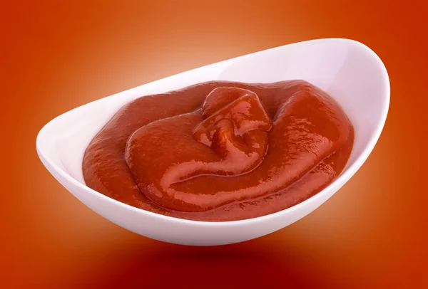 Ketchup em tigela isolada com caminho de recorte — Fotografia de Stock