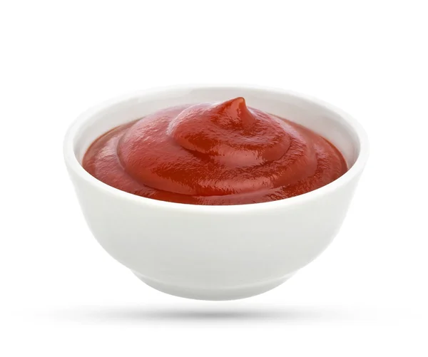 Schüssel Tomatenketchup isoliert auf weißem Hintergrund — Stockfoto