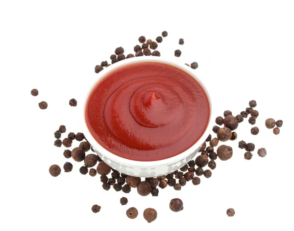Ketchup e pimenta preta isolada em branco — Fotografia de Stock