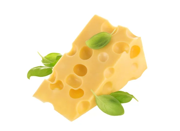 Kawałek sera wyizolowany na białym — Zdjęcie stockowe