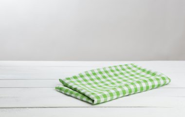 Ürün montajı için yeşil masa örtüsü ile beyaz ahşap masa