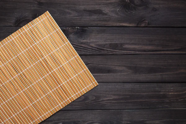 Alfombra de bambú en la mesa de madera, vista superior — Foto de Stock