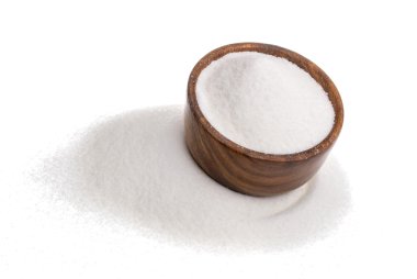 Ahşap kase üzerinde beyaz izole şeker