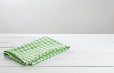 Ürün montajı için yeşil masa örtüsü ile tablo