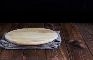 Ürün montajı için yuvarlak kesme tahtası ile tablo