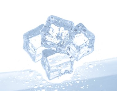 Su damlalı buz küpleri beyaza izole edilmiş.