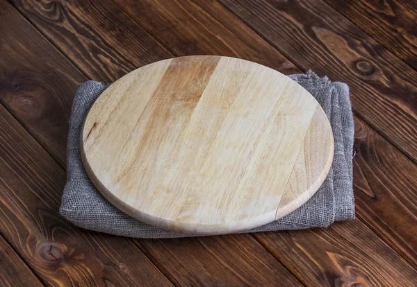 Antecedentes para montagem do produto. Placa de madeira redonda vazia com toalha de mesa . — Fotografia de Stock