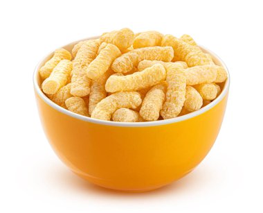 Sarı kasedeki tatlı mısır çubukları beyaz arka planda izole edilmiş kırpma yolu ile