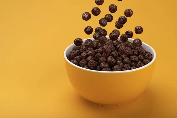Шоколадні Кукурудзяні Кульки Падають Миску Жовтому Тлі Місцем Копіювання Здорові — стокове фото