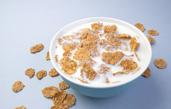ボウルに牛乳とブランフレーク 健康的な朝食シリアル トップビュー — ストック写真
