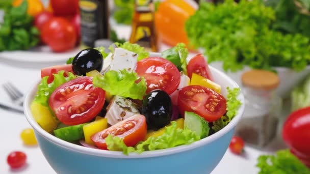 Ensalada Griega Ingredientes Cocina Mediterránea Ensalada Verduras Frescas Mesa Blanca — Vídeo de stock