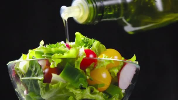 Şişeden Sebze Salatasına Kadar Zeytinyağı Dökülüyor Siyah Arka Planda Cam — Stok video