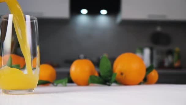 Sumo Laranja Derramando Vidro Mesa Branca Cozinha Moderna — Vídeo de Stock