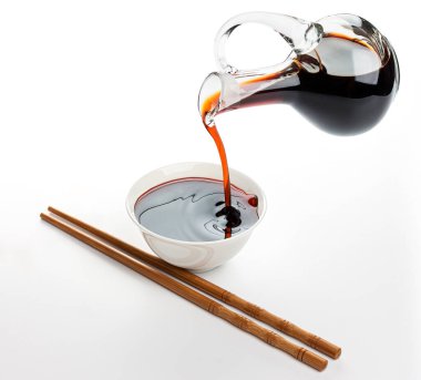 Beyaz arkaplanda izole edilmiş Soya sosu dökülüyor