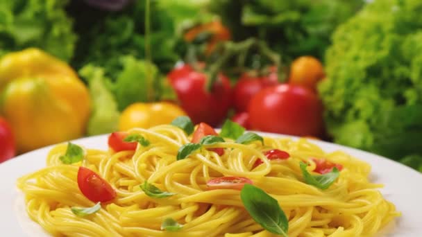 Pasta italiana de espagueti con tomates y hojas de albahaca — Vídeos de Stock
