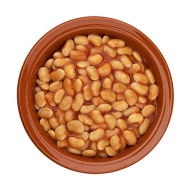 Beyaz arka planda izole edilmiş domates soslu fırınlanmış fasulye.