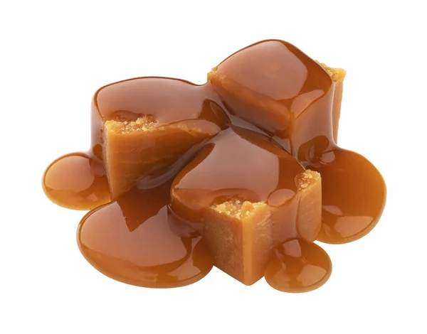 Karamelové bonbóny s karamelovou omáčkou izolované na bílém pozadí — Stock fotografie