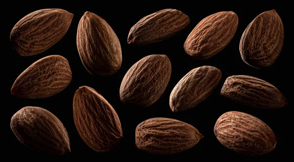 Mandlové oříšky na černém pozadí, sbírka ořechů — Stock fotografie