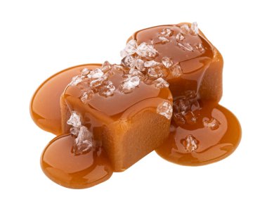 Karamel soslu şekerleme ve beyaz arka planda izole edilmiş tuz.